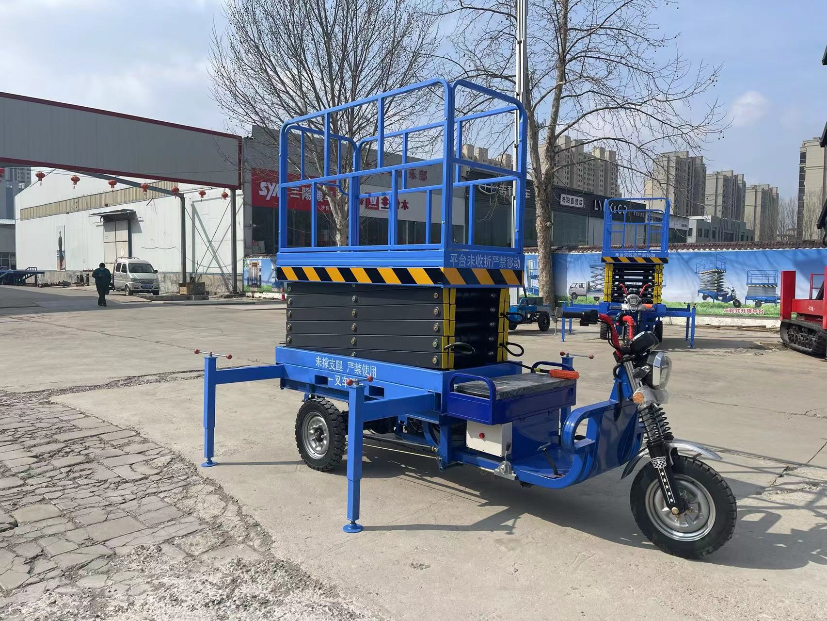 三輪升降作業(yè)平臺(tái)